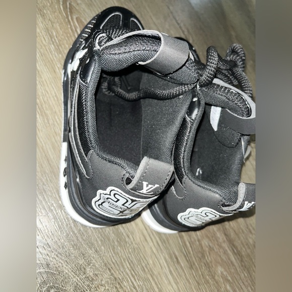 Louis Vuitton - Picture 3 of 4